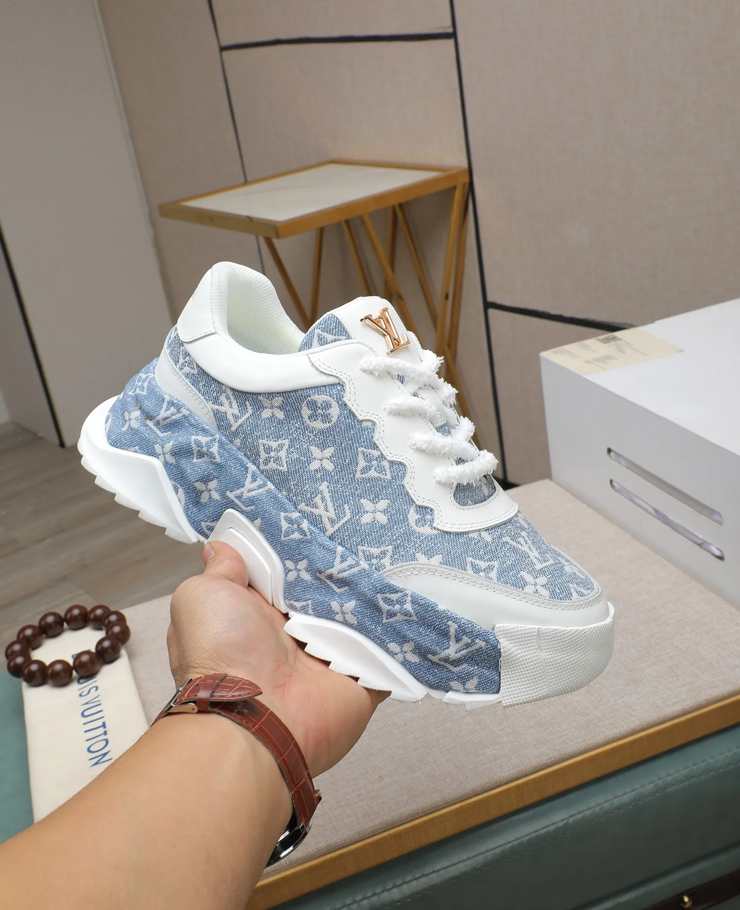 Men's shoes 💰600 LV are novel and fashionable, and the uppers are made of imported cowhide + LV special materials! Super trendy design! It’s eye-catching! The leather is soft, delicate, shiny and translucent, showing the ultimate in pure handcraftsmanship, and the mesh is soft, comfortable and breathable! Size: 39-44 (38 45 customized)